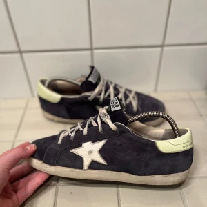 Marinblå golden goose - Säljer nu mina marinblåa golden goose skor då jag vuxit hur dem. Nypris= ca 7000kr mitt pris= 1150kr!! Tveka inte på att höra av dig!