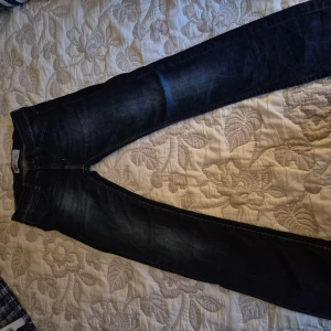 Mörkblå jeans från Levi's - Snygga mörkblå Levi's 511 jeans med en klassisk design. De har en dragkedja och knappar framtill samt fem fickor. Perfekta för en stilren look.