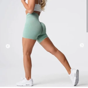 Gröna träningsshorts - Snygga gröna träningsshorts med hög midja från NVGTN i storlek M. Används några gånger men fint skick. 