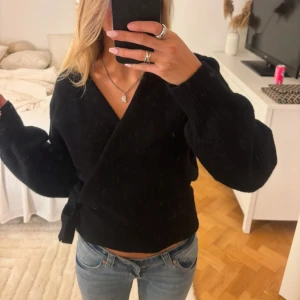 & Other stories kofta - Så fin knytkofta har ett mini håll på ryggen men så litet så man knappt ser det se bild 4💞