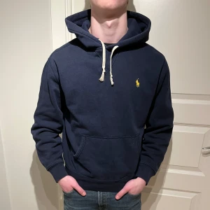 Ralph Lauren hoodie - Säljer den här riktigt sköna Raffe hoodien! | Fint skick har något jätte litet tecken på användning! | Storlek M skulle säga att den passar S också! | Ställ gärna frågor innan du köper!