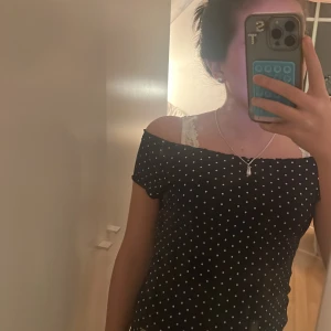 Prickig topp - Säljer denna jätte snygga topp från Kappahl!!🤗Storlek är 146/152 men passar xs samt s skulle jag säga💞skriv om bilder eller prisförslag🥰