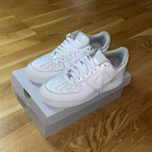 Vita Nike Air Force sneakers -  Nike Air Forces. Från footlocker, säljer de för jag fick helt nya som present. Skorna har inga stora skador, jag har tvättat de och de kommer även med ett par Rope Laces som ni kan se på sista bilden, om du gillar att variera din stil.       Skriv om du är intresserad, pris kan diskuteras såklart