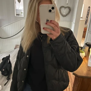 Vårjacka från Mango - Mycket bra skick, kan fixa fler bilder om så önskas