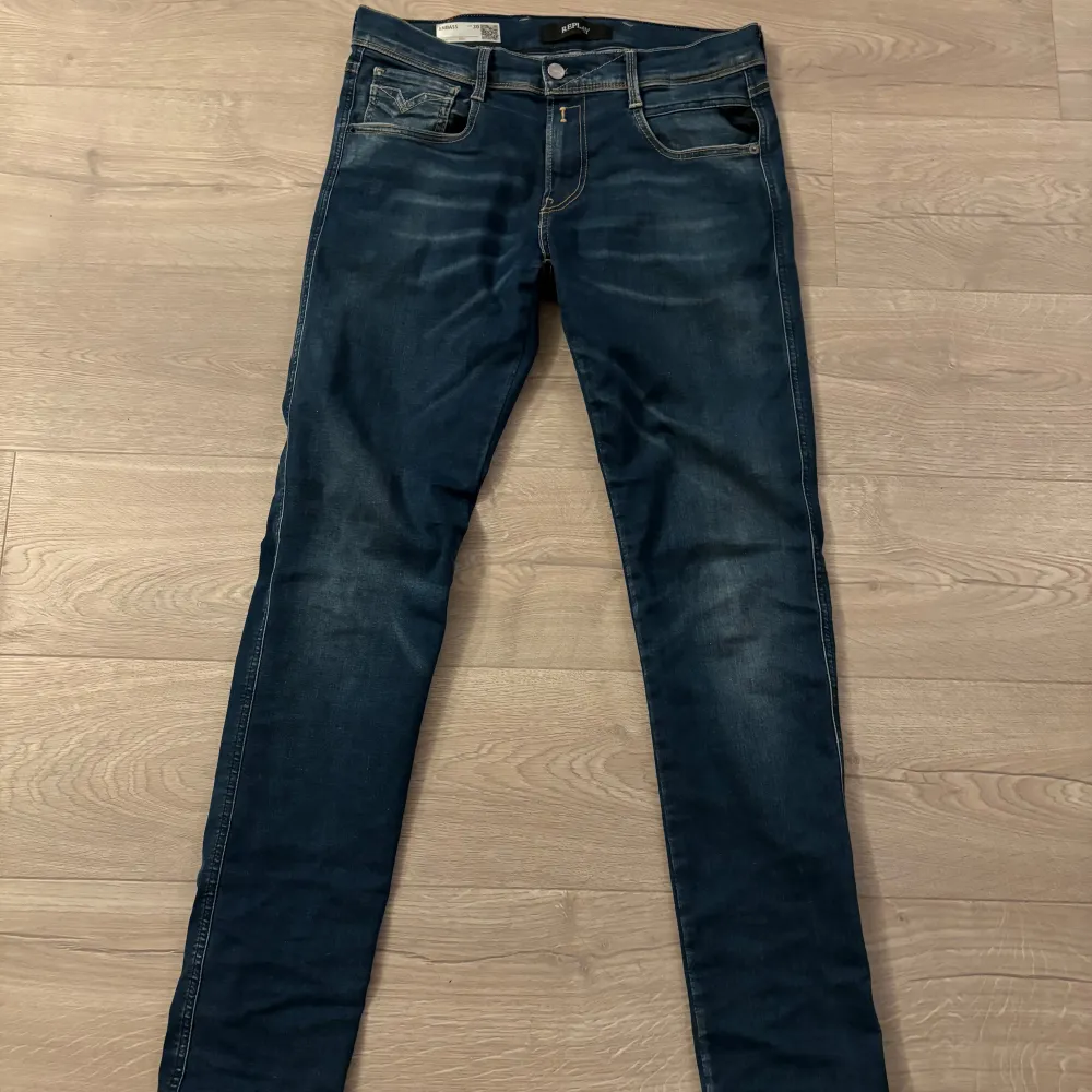 Replay anbass jeans i toppskick. Knappt använd. Storleken är W30 L34. Farkut & Housut.