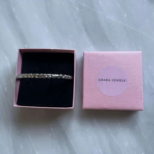 Silvrigt armband hårt - Jättefint silvrigt armband💕