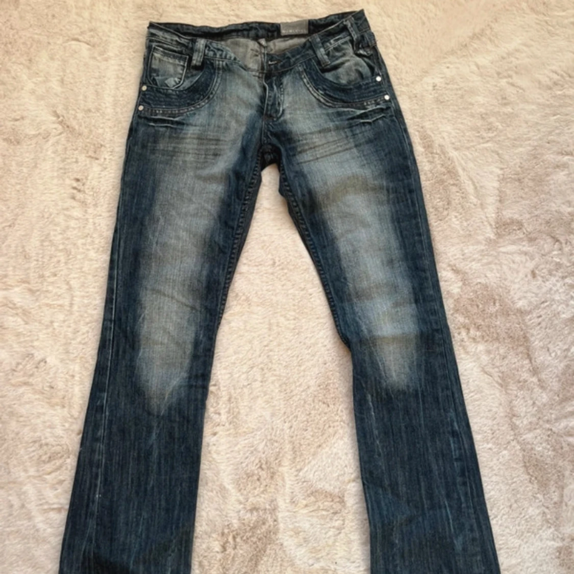 Mörkblå bootcut jeans med slitningar - 2