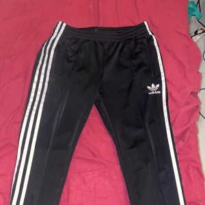 Adidas byxor - Säljer för dom är för små, dom ska vara äkta men köpte dom för ett tag sen, Dom har små dragkedjor vid Vaderna ungefär och Är snygga träningsbyxor 