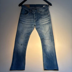 Dondup Sammy Jeans. UTFÖRSÄLJNING - Dondup Ritchie jeans i modellen slimfit storleken är 32. Jeansen är i bra skick med vissa slitningar. Modellen är 183cm. Vid fler frågor hör av dig i pm! 🙌🏻🔥