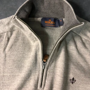 Morris merino wool half zip - Mycket fint skick. Size M fits S, lite liten på person på bild vilket är 180 63 kg. Följare får 50 kr rabbat.