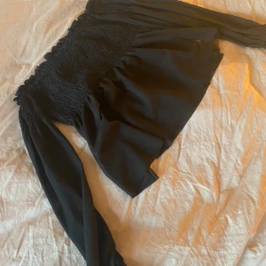Blus från Gina tricot  - Säljer denna super fina blusen från Gina tricot🖤