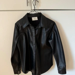 Skinnjacka - En skinnjacka/ overshirt från neo noir! 🖤 storlek: xs