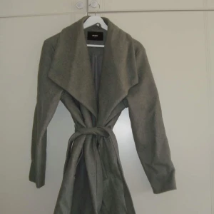 Grå kappa - Grå kappa från bikbok i strl M. Går till vaden på mig (är 165 cm). Normal i storlek🩶 