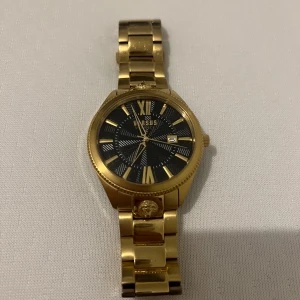 Versace versus klocka - Använder ej denna. Någon har säkert användning för den…. Låda borta därav priset… digitalt kvitto finns