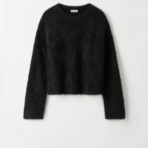 Alpaca crewneck  - Stickad alpacka tröja från märket Soft goat. Tröjan är rundhalsad i en borstad alpackablandning. Nypris: 2995kr, Tröjan är otroligt resistant mot allt. Alpacka materialet är perfekt för alla eftersom det inte kräver mycket underhållning. 