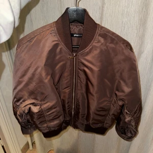 Höstjacka från Gina Tricot - Säljer denna fina bruna höstjacka! Använd en gång. Storlek XS. Kontakta mig vid intresse!🤗