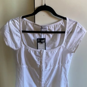 Weekday top - Helt oanvänd trendig topp från weekday! Köpte men insåg att det var en fläck vid armhålan, (bild 4) går bort i tvätten dock💗