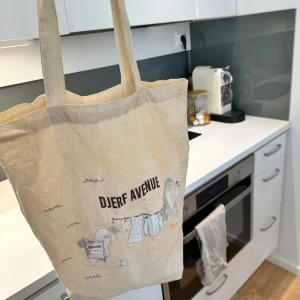 Djerf avenue tygväska  - Så fin tygväska som är limited edition från deras pop up store! Nästintill oanvänd och superbra skick!