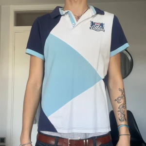  Pikétröja  -  En fett Clean pikétröja från Dressman 2000s! jag är 188-190cm som referens, skriv vid frågor/köp!