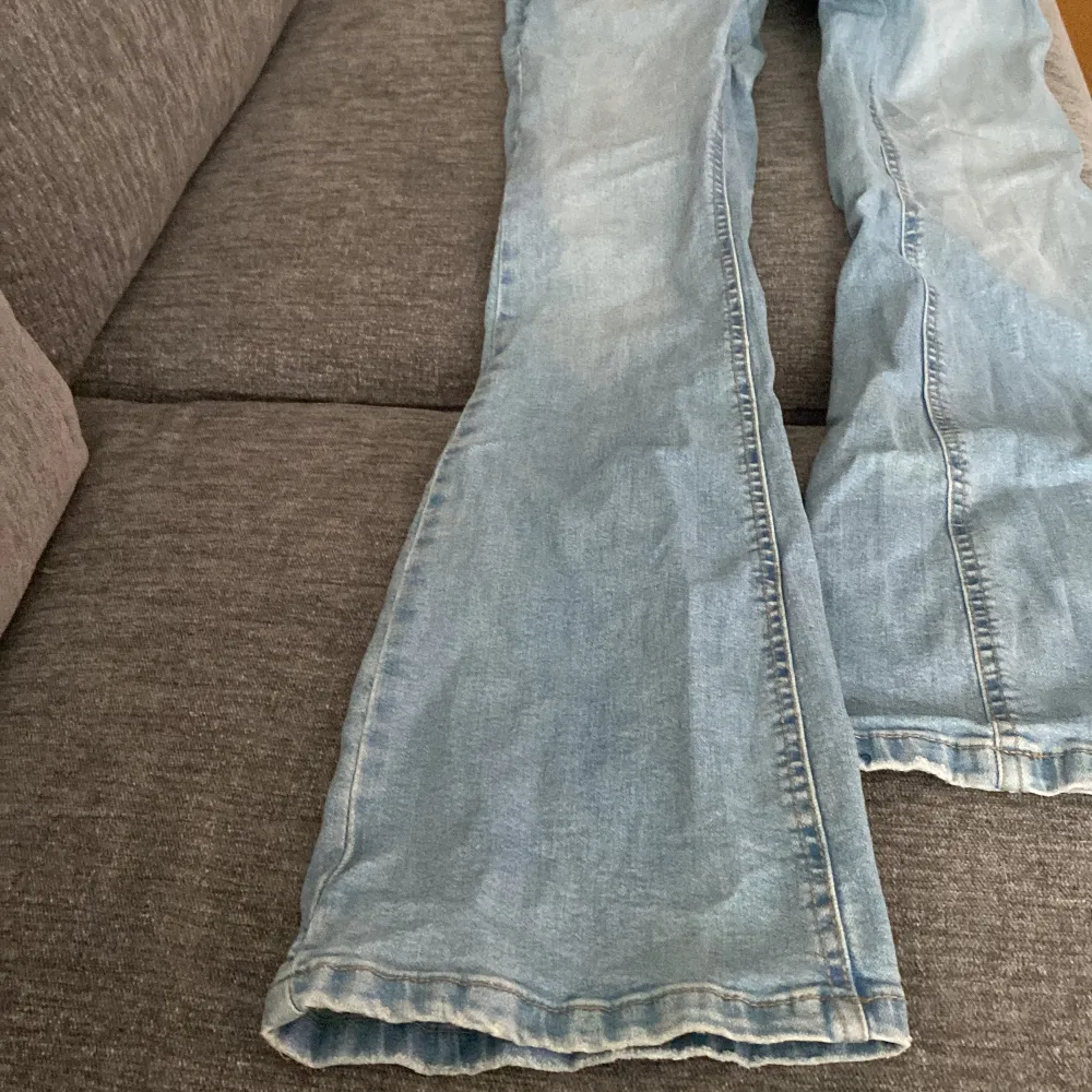 Säljer ett par ljusblå jeans från Denim Day. De har en klassisk femficksdesign och en snygg tvättad look. Perfekta för vardagsbruk och kan matchas med nästan vad som helst. Låg midjade. Aldrig använd!. Jeans & Byxor.