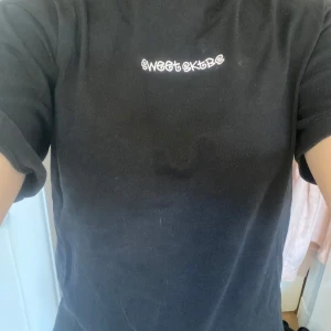 Sweet Sktbs- t shirt - Fin t-shirt från sweet sktbs med tryck i storlek xs. Använd fåtal gånger. Nypris ca. 400 kronor.