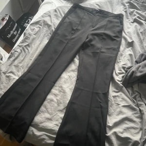 Utsvängda Kostymbyxor  - Säljer dessa utsvängda kostymbyxor från Gina tricot, de är endast testade!