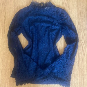 Spetstopp - Söt blå långärmad spetstopp från Dry Lake. Aldrig använd. 