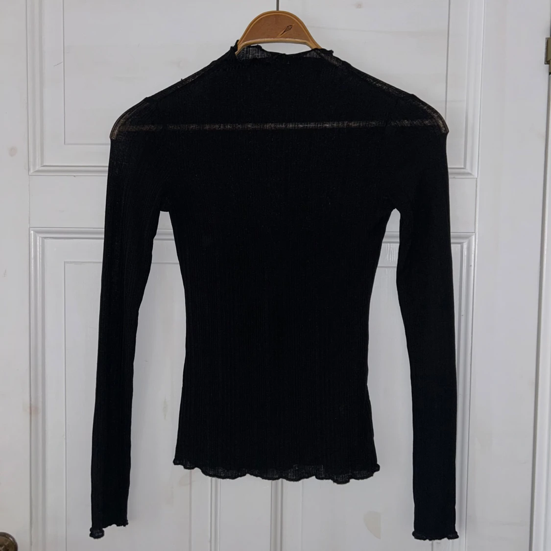 Svart ribbad långärmad topp - 90