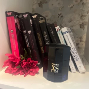 Pure Xs night - En riktigt fin boozy varm doft perfekt till vintern säljes. In princip full (95/100ml) box tillkommer tyvärr inte 