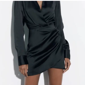 Zara klänning  - Säljer min Zara klänning som använts fåtal gånger men inte kommer till så mycket användning nu. Tror att ny pris var cirka 400kr❤️Skickar bilder privat!