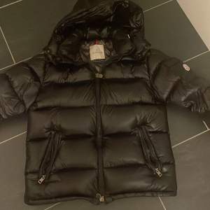 Säljer en snygg och varm Moncler puffer jacka. Säljer den eftersom jag knappt använder den längre. Jackan är perfekt nu t vintern. Hör av er om ni har frågor. NFC funkar och qr kod finns.