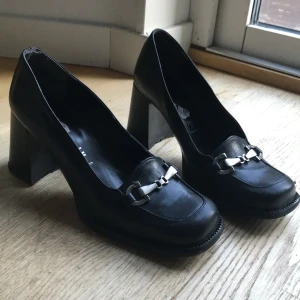 Svarta klackar - Stilrena mary jane type skor med silver detalj. Passar väldigt bra till ett par tights o kortkjol 💕