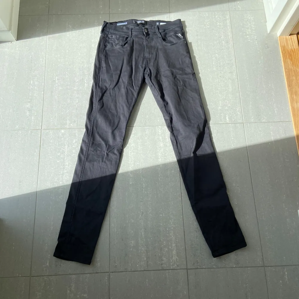 Säljer nu dessa snygga replay Anbass Hyperflex jeans, skriv för fler bilder/frågor🙌🏼. Jeans & Byxor.