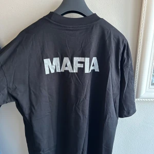 Swedish House Maffia merch T-shirt  - Swedish house Maffia T-shirt 🕺 Är i storlek M men oversized därför säljer jag denna.  Bara legat kvar i paketet sen jag fick den tyvärr…  Finns inte att köpa längre 🙌🏻 så ett kapp satt säga ;)