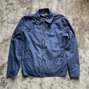 Ysl jacka - Säljer fet ysl Harrington jacka som är perfekt för hösten. Den är i bra skick. Har inga hål men lite små märken som går säkert bort i tvättmaskin. Den passar S. Har mått om det önskas