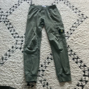 Stone Island mjukis-cargo byxor - Hej! Säljer mina stone Island byxor köpta från NK. Nypris är 1999kr och de är i helt okej skick.