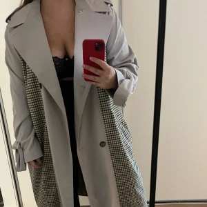 Rutig trenchcoat - Rutig khaki trenchcoat från ASOS design. Sparsamt använd, i mycket gott skick. Storlek: EU50