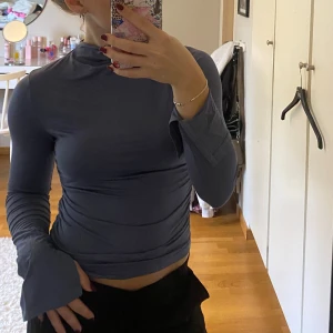 Långärmad tröja - Super fin gråblå tröja ifrån Ginatricots soft touch collection. Aldrig använd, storlek S och prislappen kvar. Bara att skriva om ni vill ha fler bilder och pris går att diskutera💕
