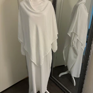 Vit abaya + khimar - Ny, abaya är ca 147 cm. Fast pris 450kr. Inköpt för 699kr