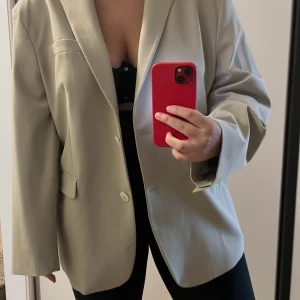 Djerf Avenue kavaj - Trendig Djerf Avenue kavaj. Knappt använd, i mycket gott skick.  Nypris: 2000kr Storlek: 3XL