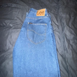 Lee jeans  - Används 2 gånger, helt nya,  eftersom de är baggy så är de ganska stora jeans.