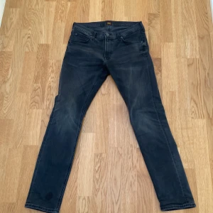 Lee jeans - Jag säljer mina Lee jeans i storlek 31/32 som är i en väldigt snygg gråsvart färg och väldigt trendiga. Pris kan diskuteras vid snabb affär.