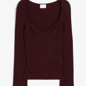 Ribbstickad tröja  - Vinröd ribbstickad tröja ifrån H&M. Använd ett par fåtal gånger, säljer pga att den ej kommer till användning:) 