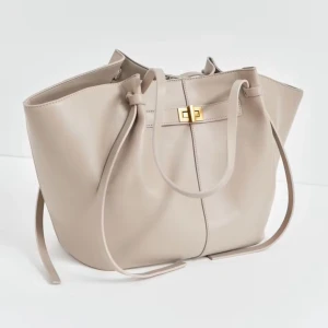 Beige väska Gina tricot  - Säljer denna otroligt populära väskan ifrån Gina tricot som är slutspld överallt! Helt nytt skick, fick hem den idag så helt oanvänd. Insåg att jag inte riktigt har användning för den 💗  Köparen står för frakt 