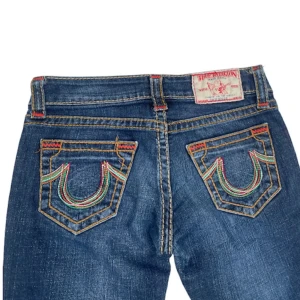 True religion ”julie disco” - True religion jeans i modellen ”julie disco” med as ball bakfickor,midjemått är ca 38cm rakt över och ytterbens längden är 98cm! Säkjer då dem är lite stora för mig, köpte här på plick!