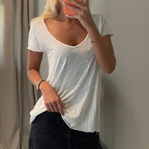 Vit t-shirt från American Vintage - Säljer en superfin vit t-shirt från American Vintage. Den är använd men i fint skick! (något minihål från skärp finns)💘Ingen storleksangivning finns men skulle säga att den är S✨