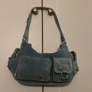 Blå jeans axelväska  - Blå axelväska i jeans material, helt oanvänd 