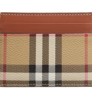 Burberry korthållare  - Hej, säljer min Burberry korthållare, aldrig använd finns i box har inte ens öppnat den. Kvitto finns. Mitt pris 2000kr Först till kvarn