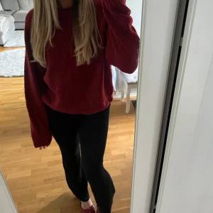 Stickad tröja  - Fin tröja från Cubus i stl S (lite oversized)  i en fin vinröd färg🤍den är helt ny med lapp på🤍 perfekt nu till vintern🤍