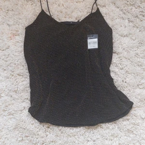  festtopp☆ - Festtopp nyköpt, säljer för den inte kommer till använding. Köpt föt 299, säljer for 80kr bra deal liksom